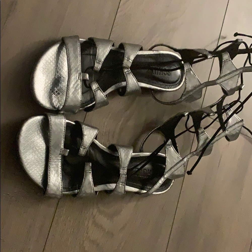 Schutz tie up flats